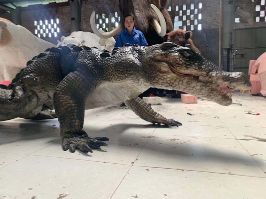 Взаимодействующий реалистический костюм крокодила для парка атракционов