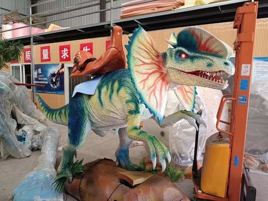 Дети едут на динозавре тематического парка для оборудования развлечений
