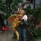 В натуральную величину реалистический дракон мухы младенца марионетки руки динозавра взаимодействующий