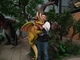 В натуральную величину реалистический дракон мухы младенца марионетки руки динозавра взаимодействующий