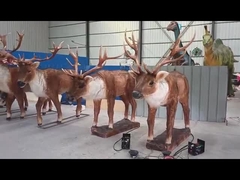 В натуральную величину реалистический дракон мухы младенца марионетки руки динозавра взаимодействующий